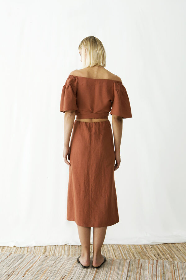 Back photo, model wearing midi length skirt