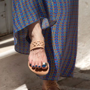 Wearing vaquette flat sandals