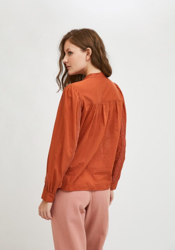 Back photo, model wearing brown shirt with mandarine collar