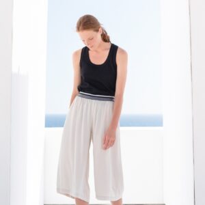 Model is wearing viscose cropped pants