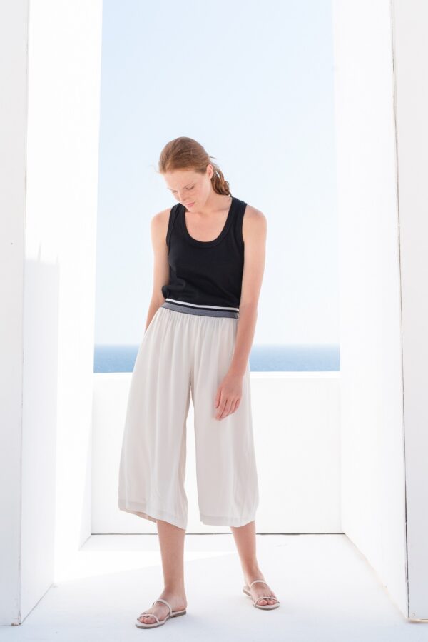 Model is wearing viscose cropped pants