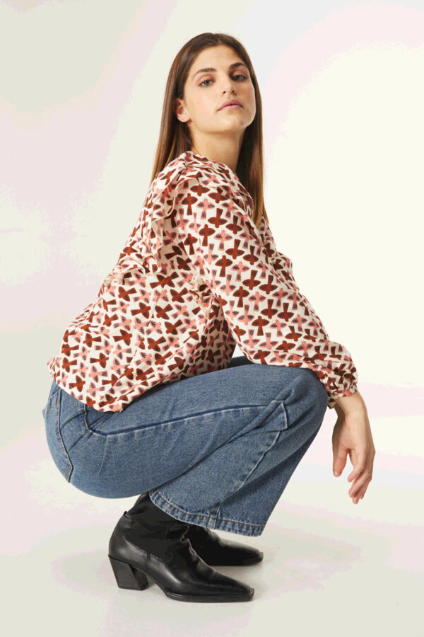 Profile photo model wears blouse print blouse with ruffles