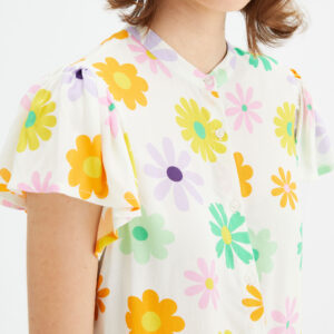 Close up photo model wears floral shirt